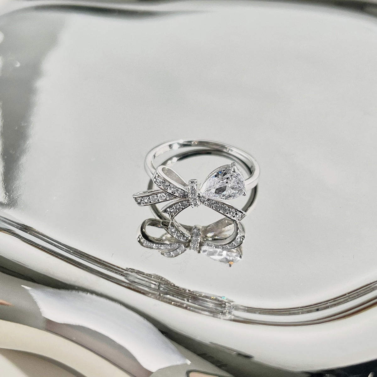 925 silver ring in bow design with zirconia stones