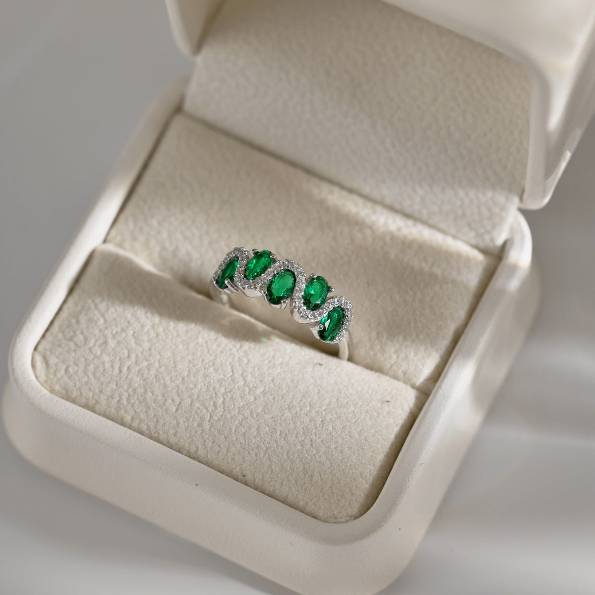925 silver ring with oval green zirconia stones and sparkling accents