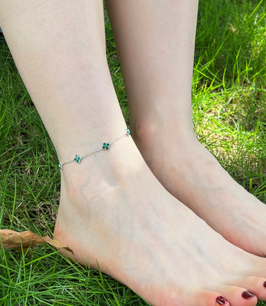 Anklet made of 925 silver with 5x clover leaf pendants & green zirconia stones