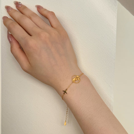 Armband mit Weltkugel und Flugzeug – Sterling Silber vergoldet