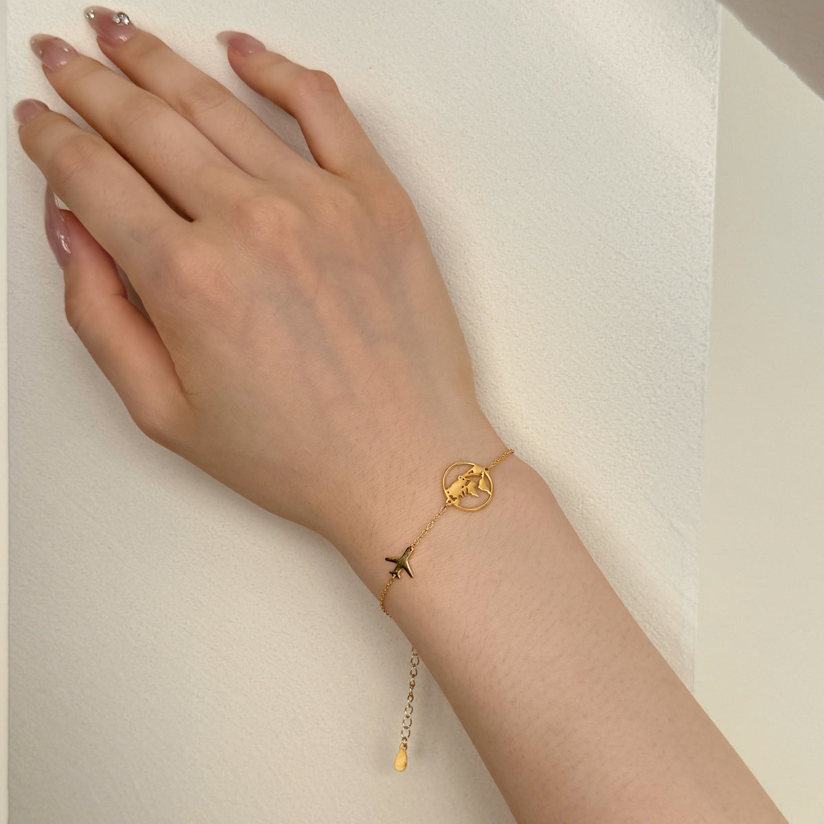 Armband mit Weltkugel und Flugzeug – Sterling Silber vergoldet