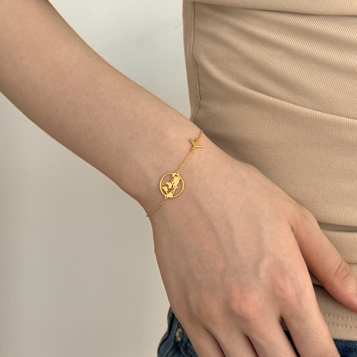 Armband mit Weltkugel und Flugzeug – Sterling Silber vergoldet