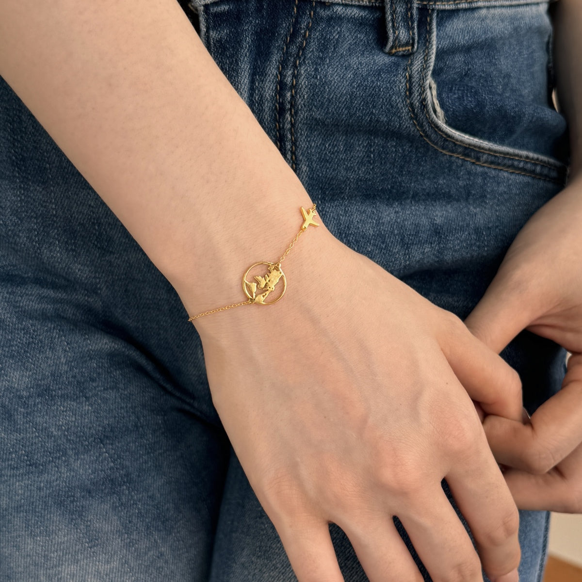 Armband mit Weltkugel und Flugzeug – Sterling Silber vergoldet