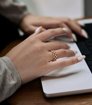 Elegant 925 silver ring with zirconia and braided design, gold-plated