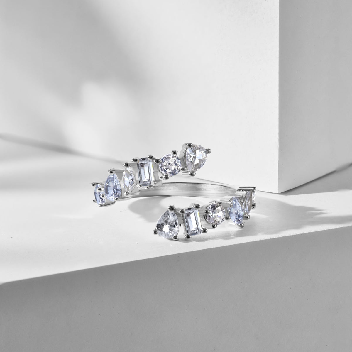 Adjustable 925 silver ring with 12 zirconia stones in unique shapes