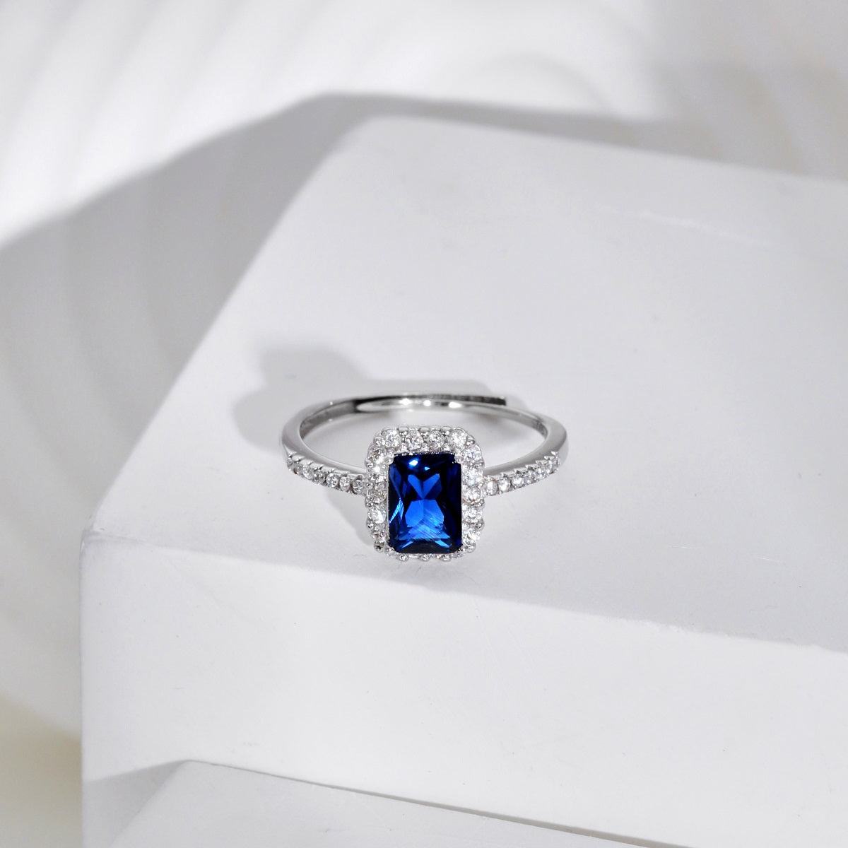 Elegant 925 silver ring with dark blue zirconia and sparkling accents