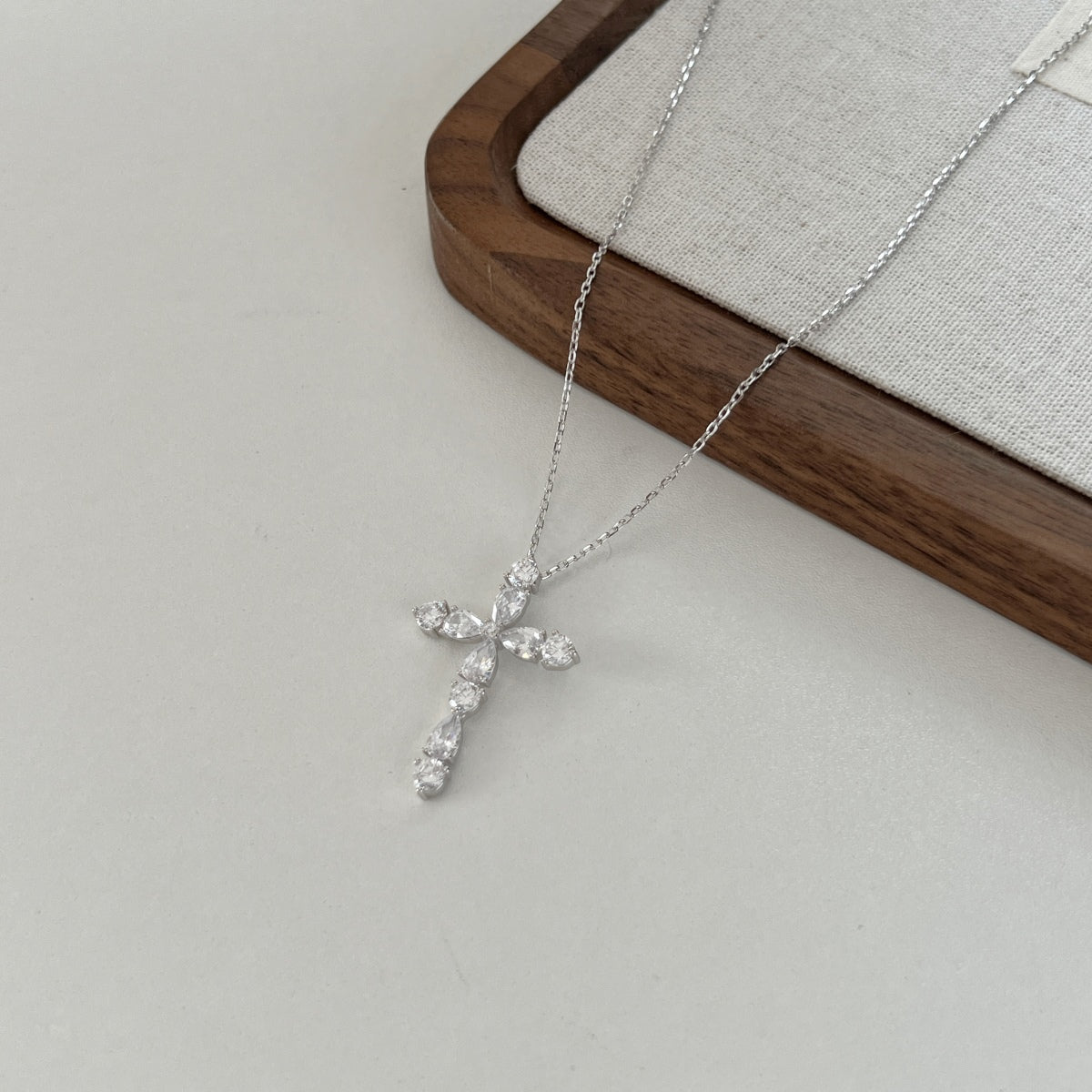 18K gold-plated chain made of 925 sterling silver with a cross pendant made of zirconia