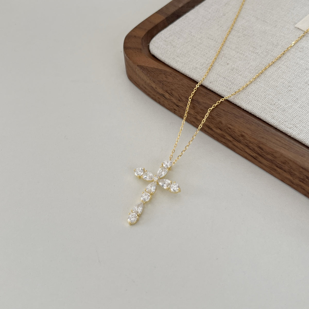 18K gold-plated chain made of 925 sterling silver with a cross pendant made of zirconia