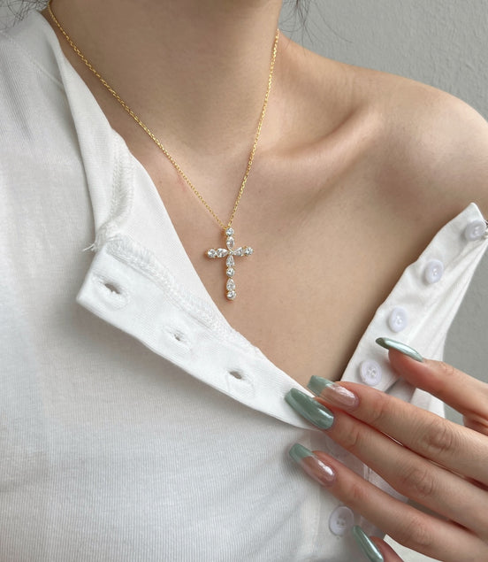 18K gold-plated chain made of 925 sterling silver with a cross pendant made of zirconia
