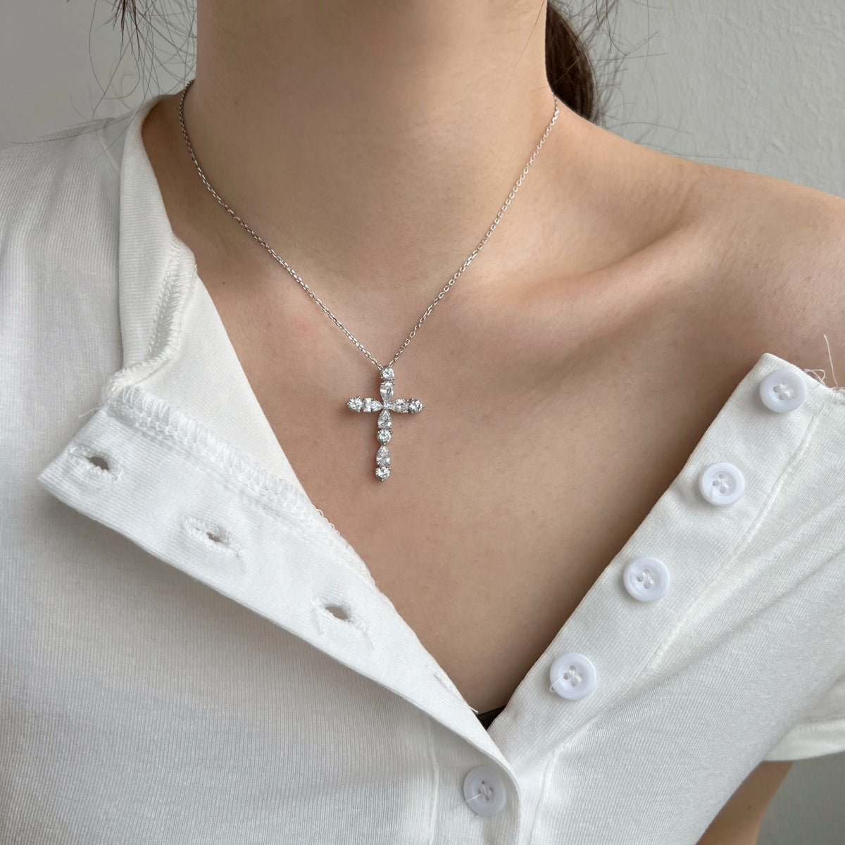 18K gold-plated chain made of 925 sterling silver with a cross pendant made of zirconia