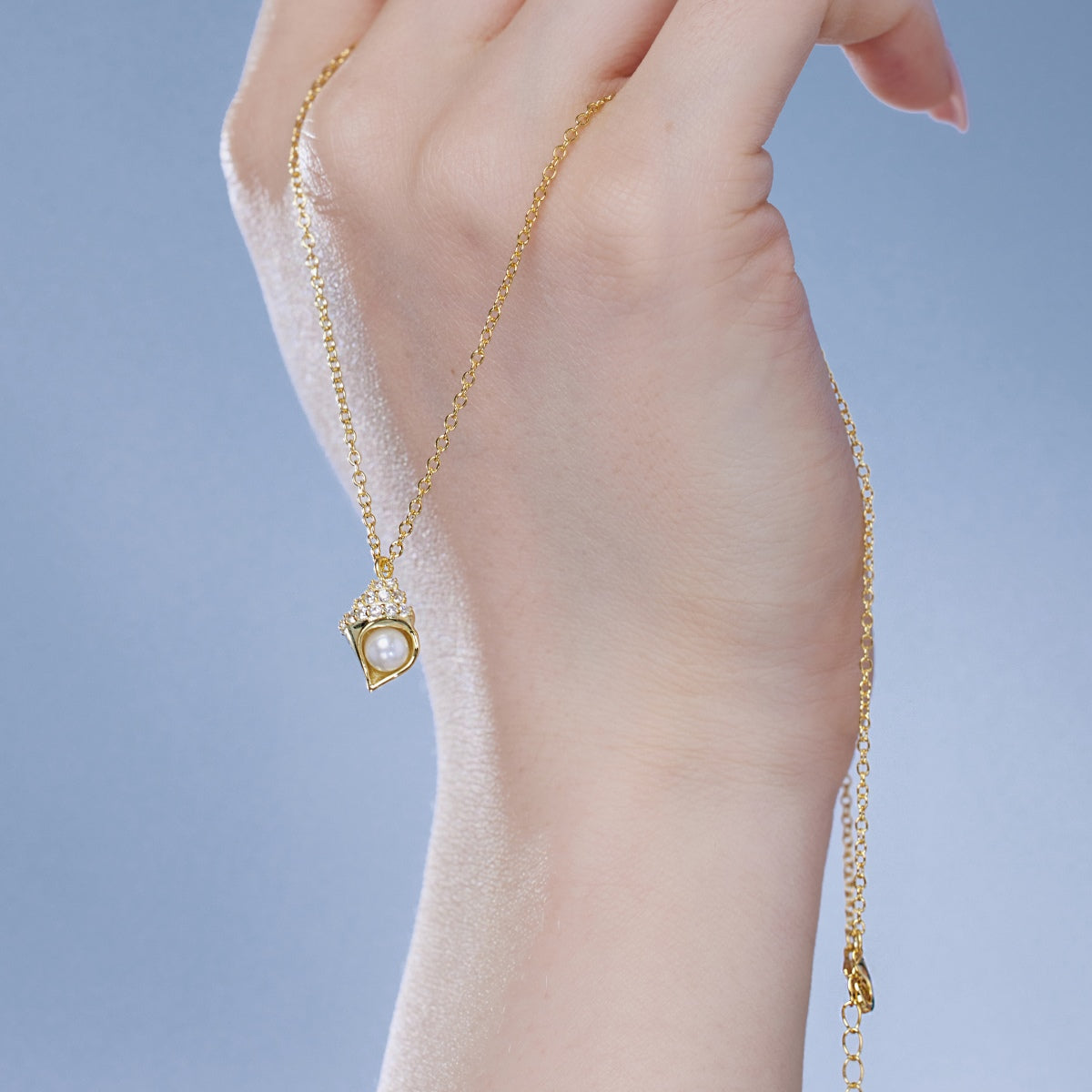 18K gold-plated chain made of 925 sterling silver with shell pendant & pearl