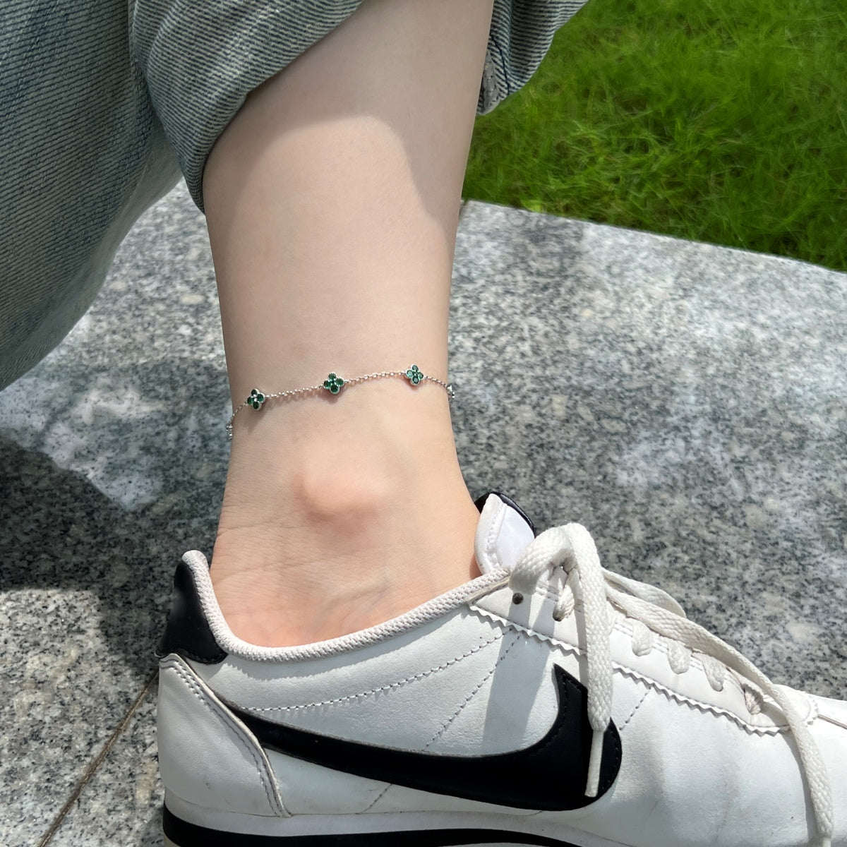 Anklet made of 925 silver with 5x clover leaf pendants & green zirconia stones