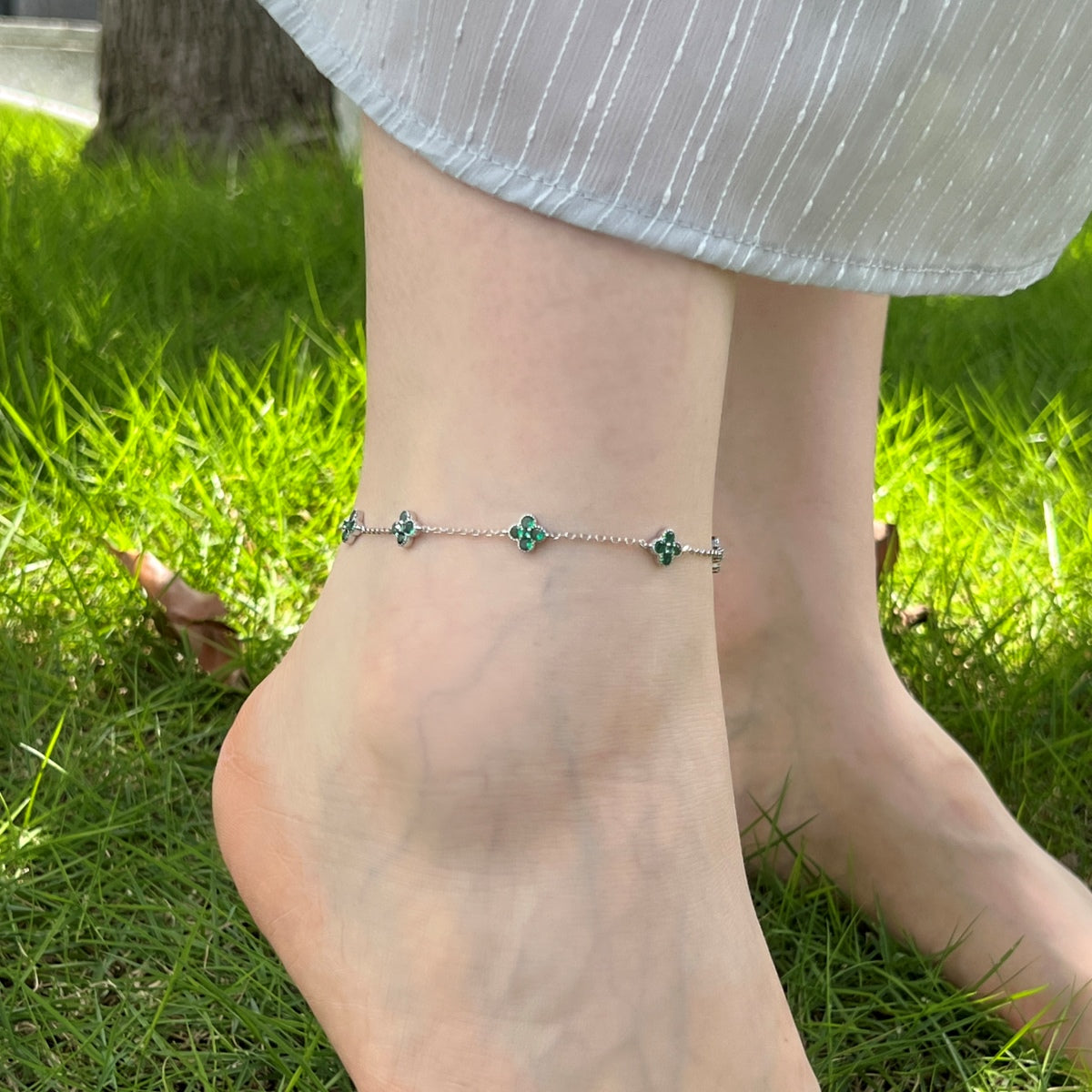 Anklet made of 925 silver with 5x clover leaf pendants & green zirconia stones