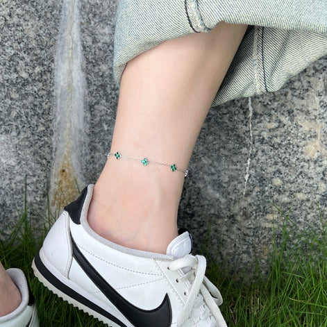 Anklet made of 925 silver with 5x clover leaf pendants &amp; green zirconia stones