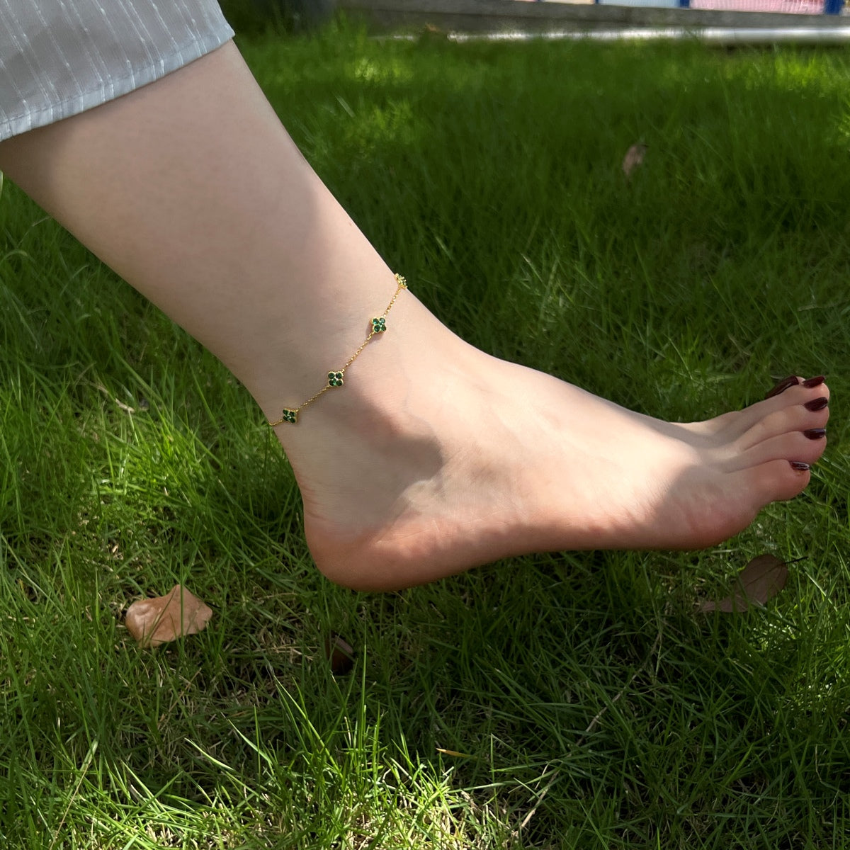 Anklet 18K gold-plated with 5x clover pendants & green zirconia stones