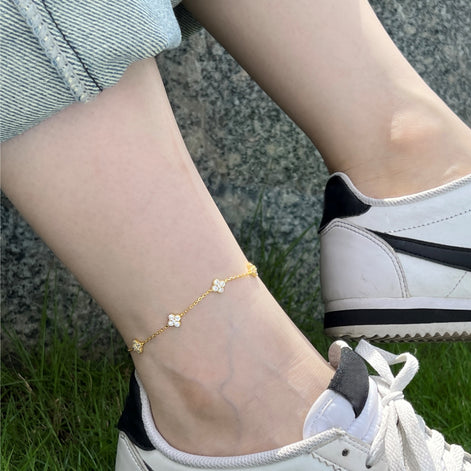 Anklet 18K gold-plated with 5x clover pendants &amp; sparkling zirconia stones