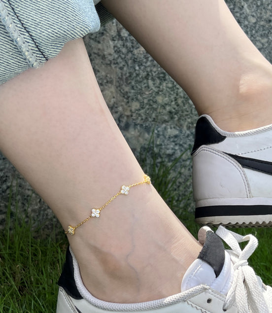 Anklet 18K gold-plated with 5x clover pendants &amp; sparkling zirconia stones