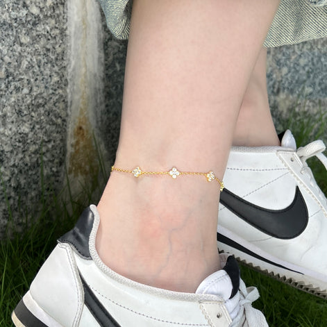 Anklet 18K gold-plated with 5x clover pendants &amp; sparkling zirconia stones