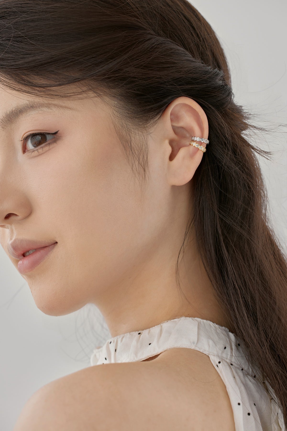 Round ear clip made of 925 silver gold-plated with zirconia stones