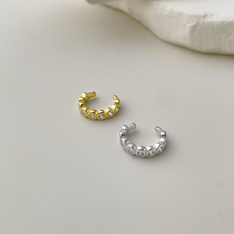 Round ear clip made of 925 silver gold-plated with zirconia stones