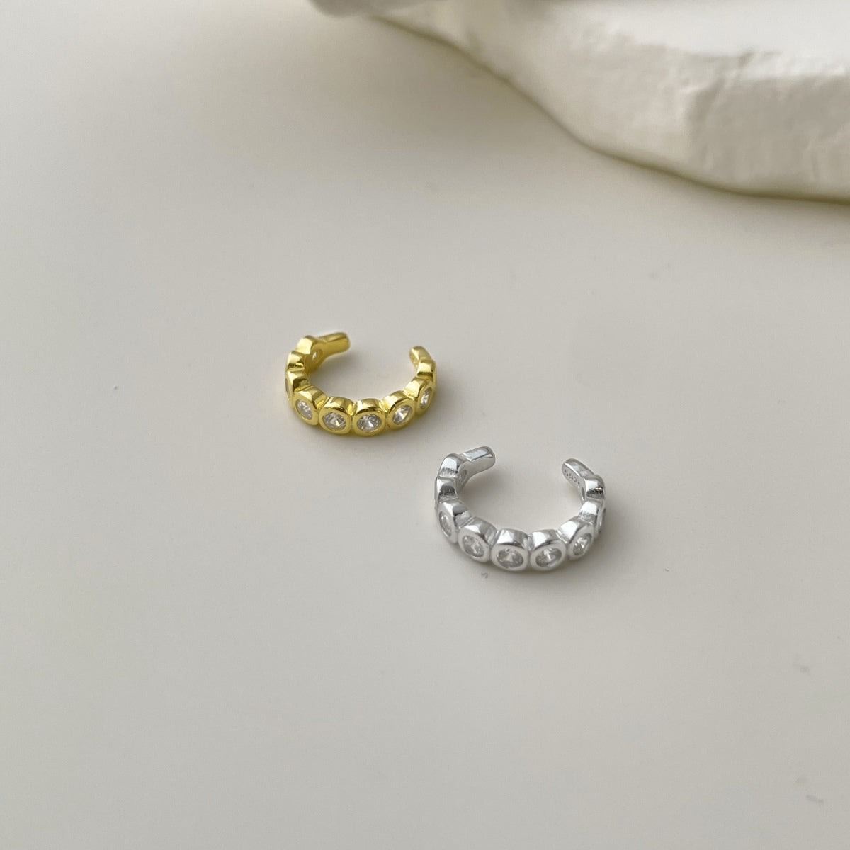 Round ear clip made of 925 silver gold-plated with zirconia stones