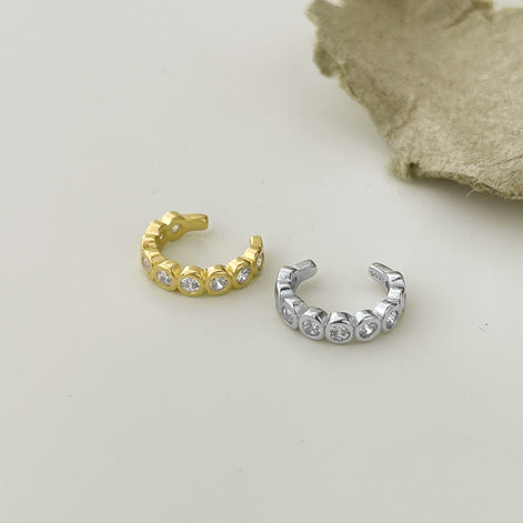 Round ear clip made of 925 silver gold-plated with zirconia stones