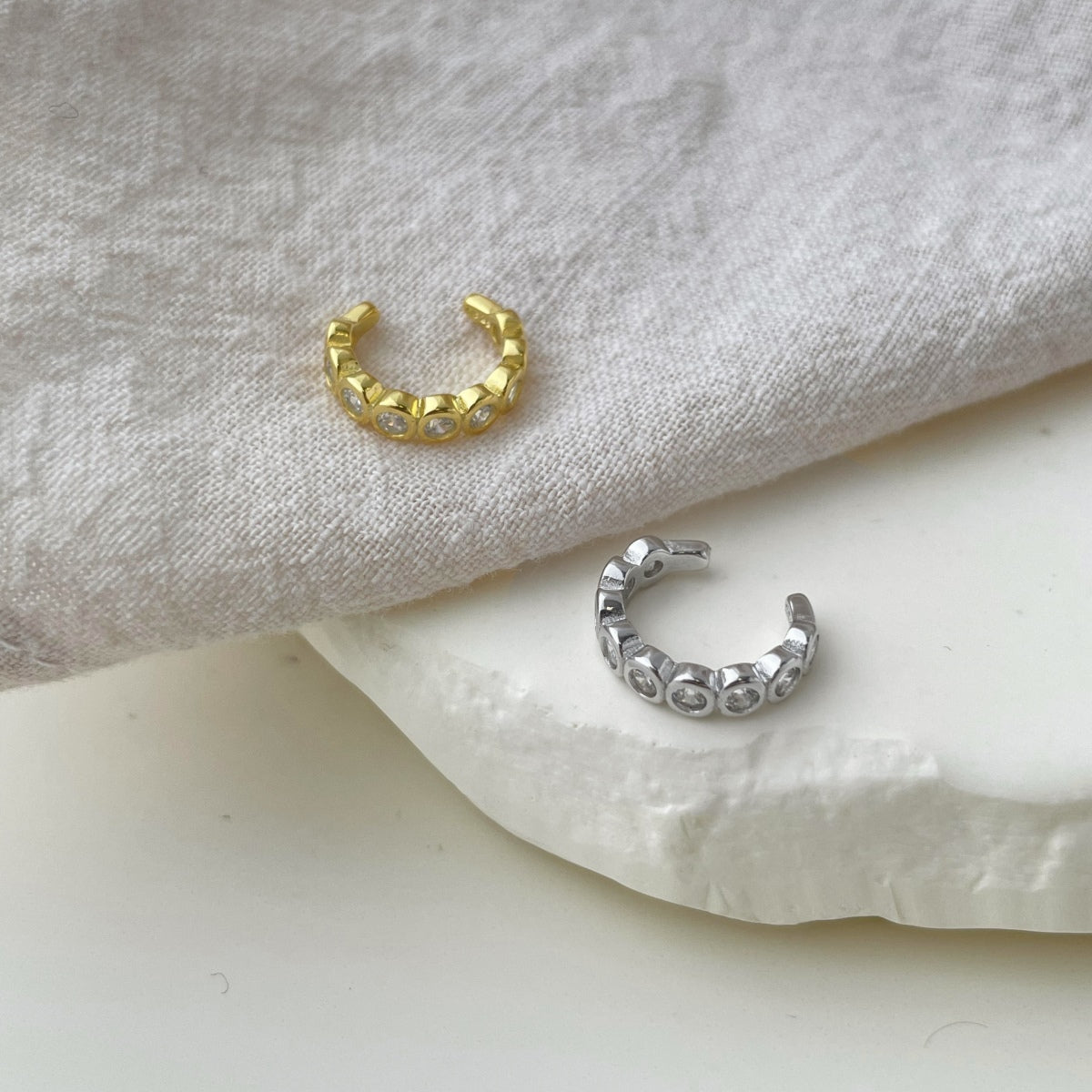 Round ear clip made of 925 silver gold-plated with zirconia stones