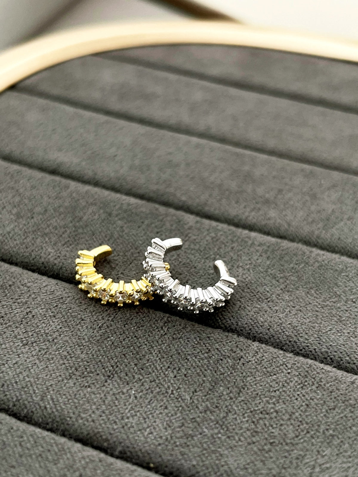 Ear clip made of 925 silver and 18k gold plating with zirconia stones