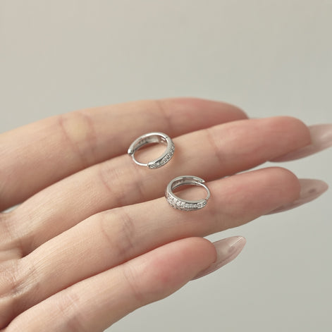 أقراط دائرية مصنوعة من أحجار الزركونيا الفضية الإسترلينية عيار 926