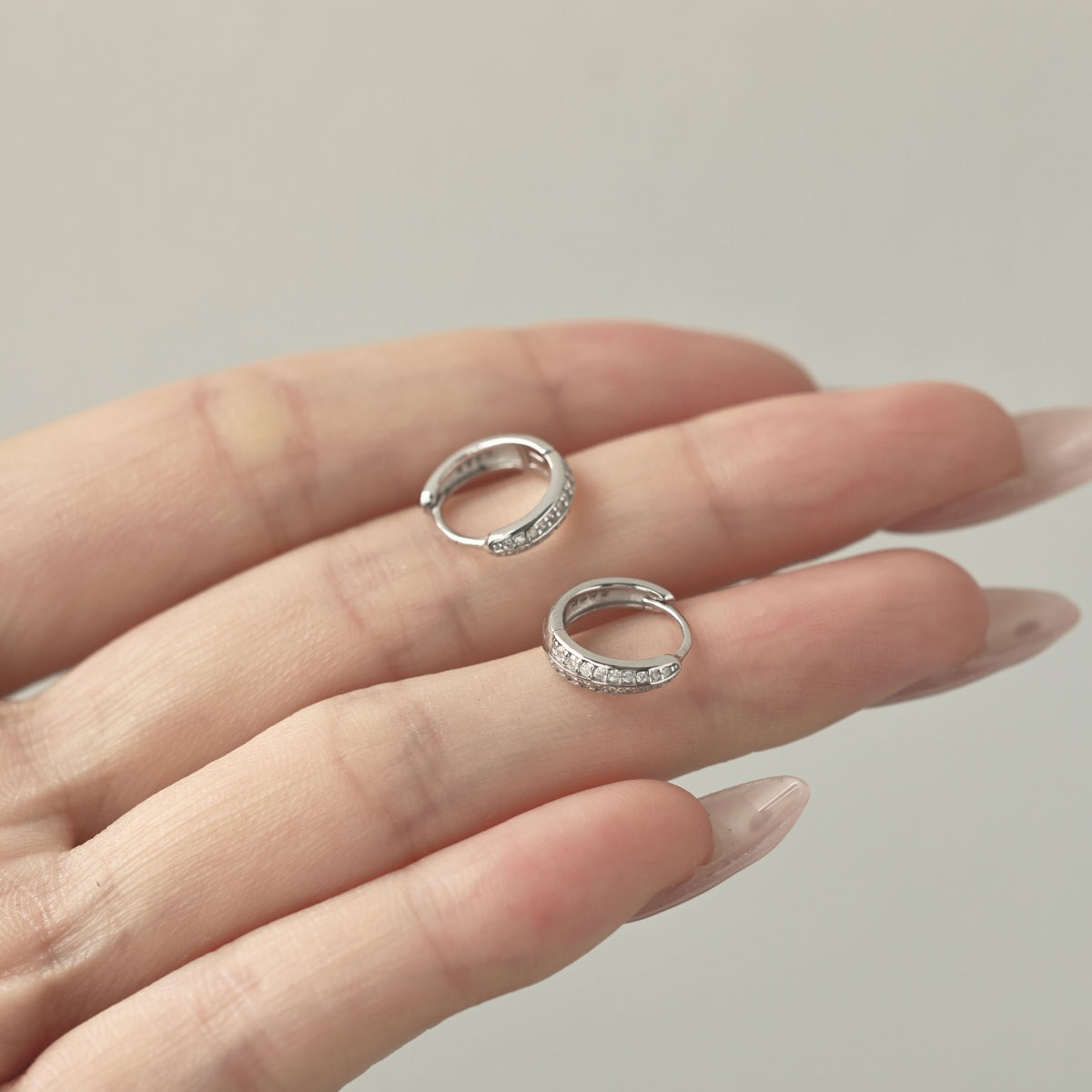 أقراط دائرية مصنوعة من أحجار الزركونيا الفضية الإسترلينية عيار 926