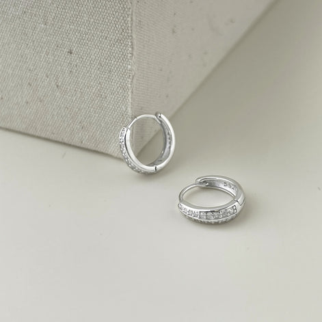 أقراط دائرية مصنوعة من أحجار الزركونيا الفضية الإسترلينية عيار 926