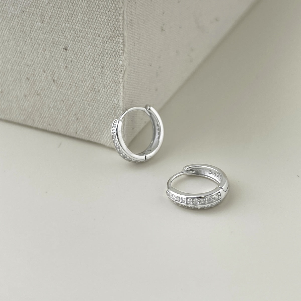 أقراط دائرية مصنوعة من أحجار الزركونيا الفضية الإسترلينية عيار 926