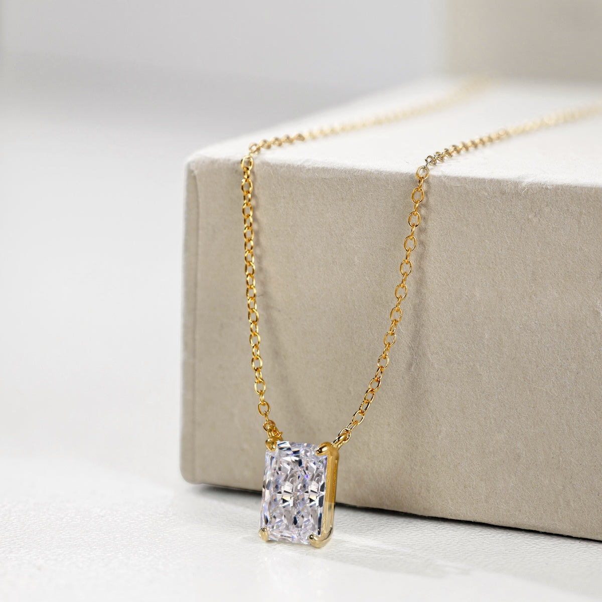 18K gold-plated chain made of 925 sterling silver with princess-cut zirconia