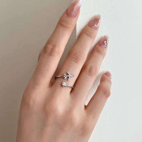Adjustable 925 silver ring in open design with airplane and star motif
