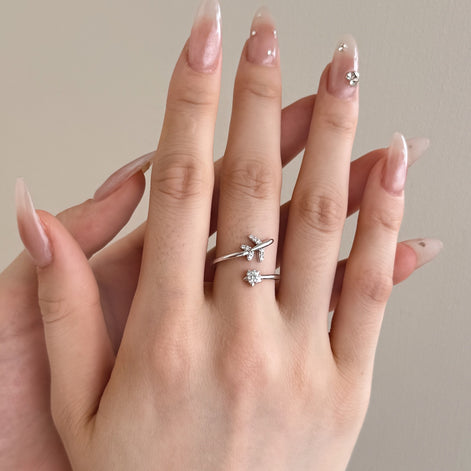 Adjustable 925 silver ring in open design with airplane and star motif