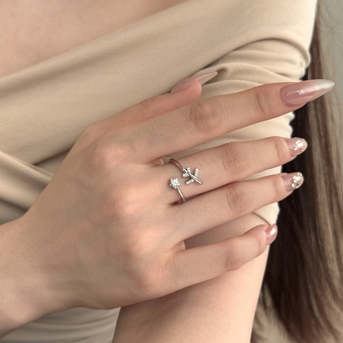 Adjustable 925 silver ring in open design with airplane and star motif