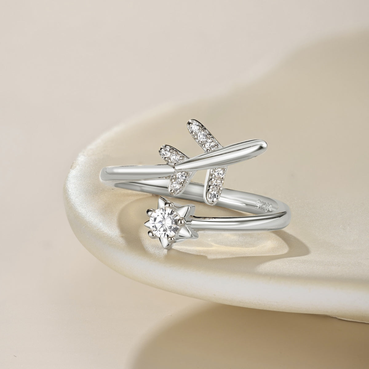 Adjustable 925 silver ring in open design with airplane and star motif