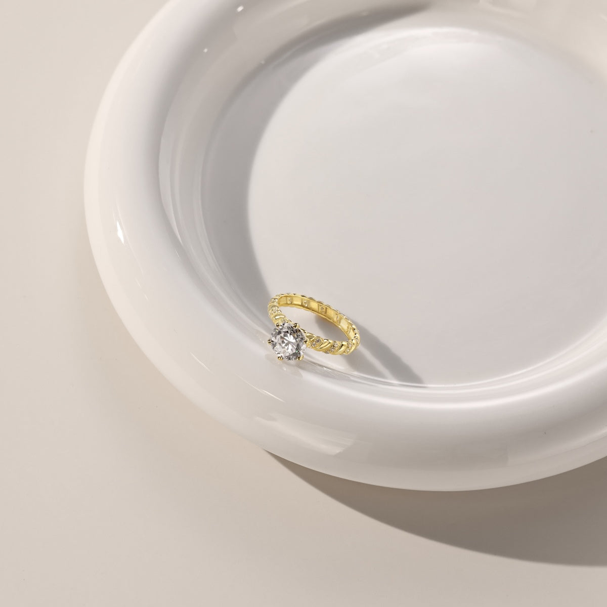 18K gold-plated ring made of 925 sterling silver with solitaire zirconia