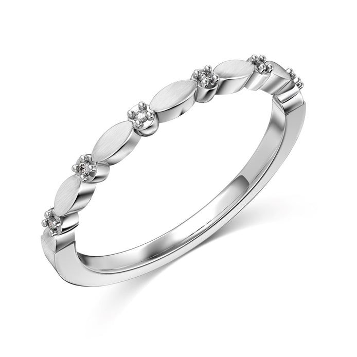 Fine 925 Sterling silver ring with zirconia stones and modern pattern