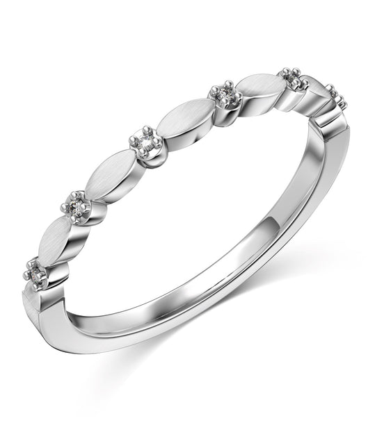 Fine 925 Sterling silver ring with zirconia stones and modern pattern