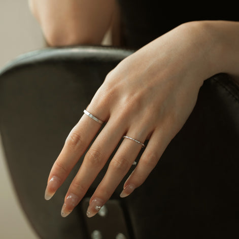 Fine 925 Sterling silver ring with zirconia stones and modern pattern