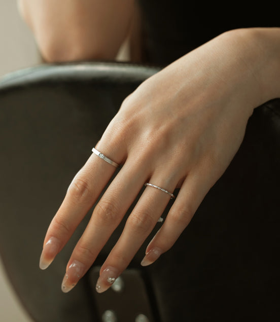 Fine 925 Sterling silver ring with zirconia stones and modern pattern