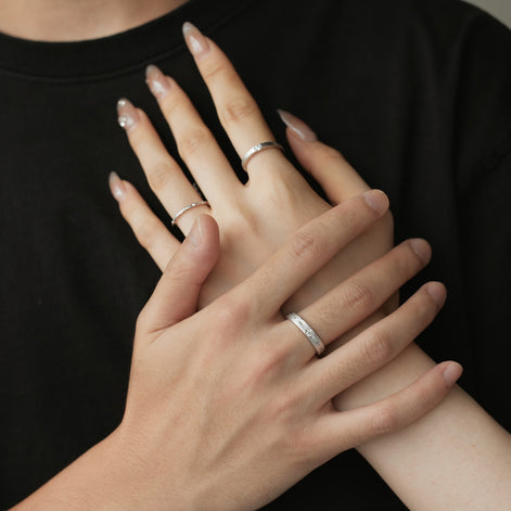 Fine 925 Sterling silver ring with zirconia stones and modern pattern