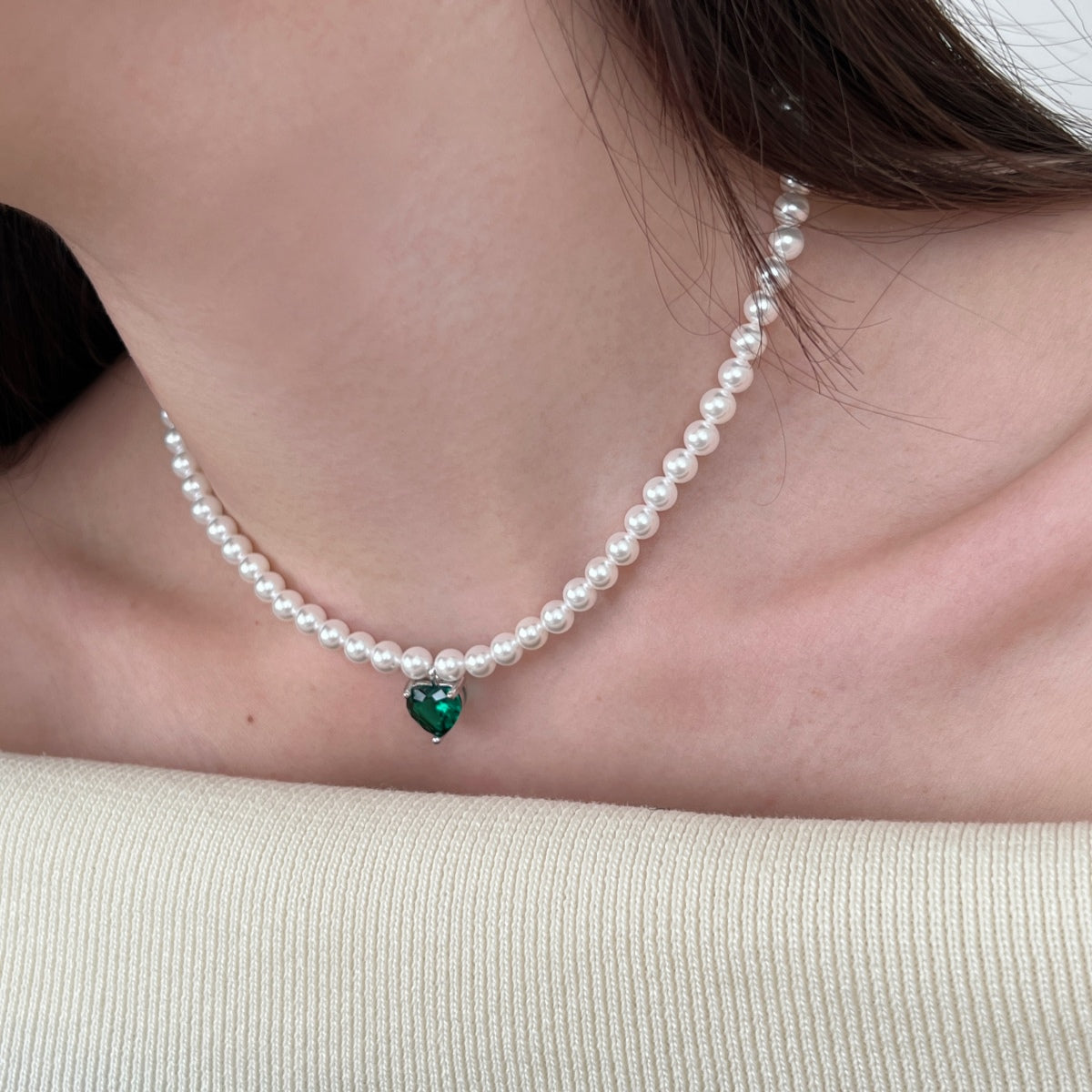 Freshwater pearl necklace with green heart zirconia