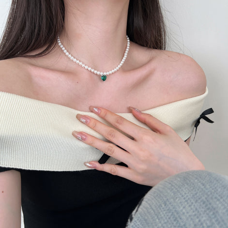 Freshwater pearl necklace with green heart zirconia
