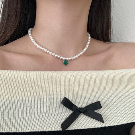 Freshwater pearl necklace with green heart zirconia