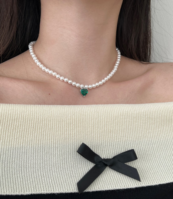Freshwater pearl necklace with green heart zirconia