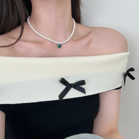 Freshwater pearl necklace with green heart zirconia