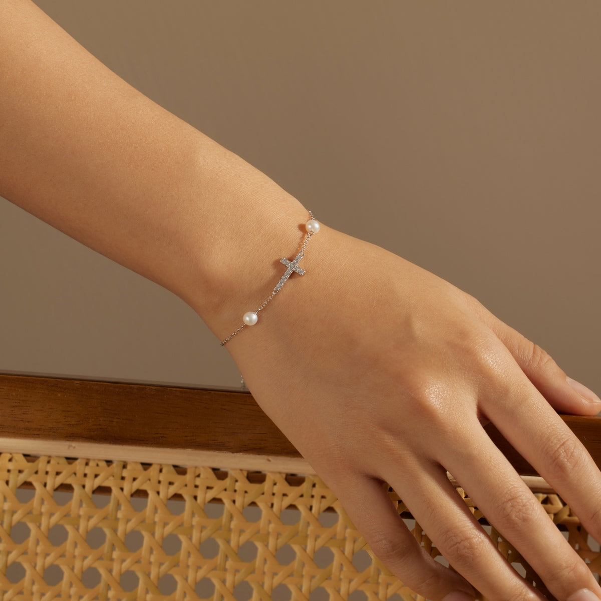 925 Sterling silver bracelet with cross pendant, set with zirconia stones and 2x genuine pearls