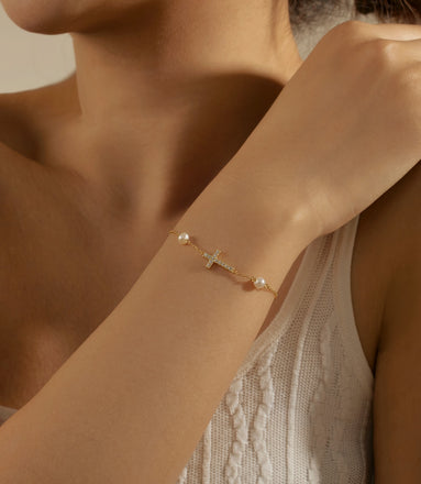 Bracelet with genuine pearls and cross pendant – gold-plated sterling silver